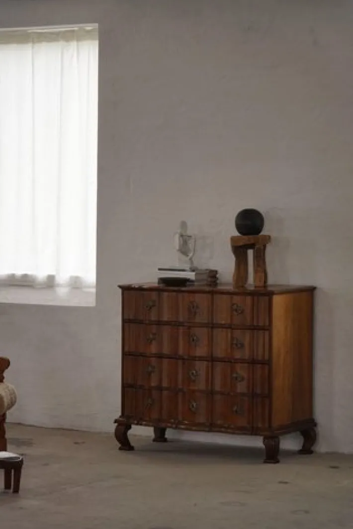 Pamono Antique Baroque Oak Chest of Drawers with Cabriole Legs, Late 18th Century Hot