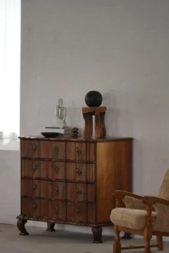 Pamono Antique Baroque Oak Chest of Drawers with Cabriole Legs, Late 18th Century Hot