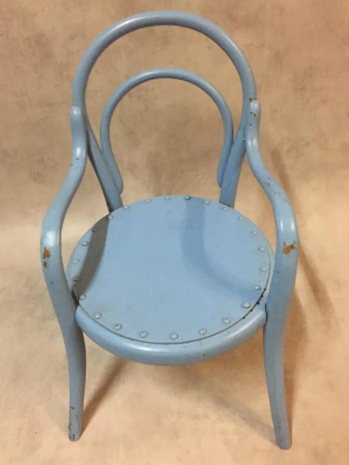 Pamono Antique Curved Wood Children's Chair in the Style of Michael Thonet Sale