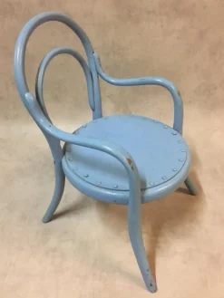 Pamono Antique Curved Wood Children's Chair in the Style of Michael Thonet Sale