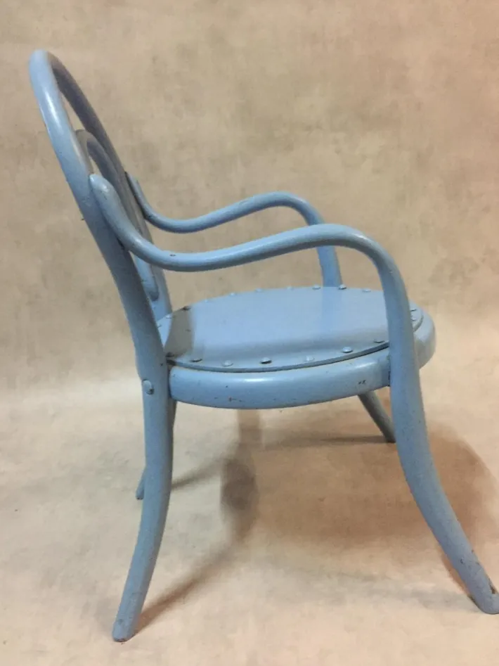 Pamono Antique Curved Wood Children's Chair in the Style of Michael Thonet Sale