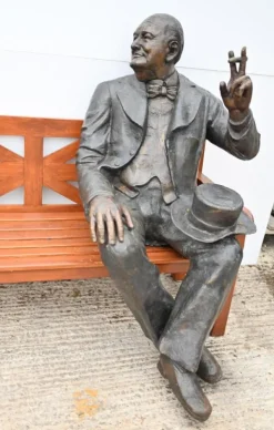 Pamono Bench with Winston Churchill Bronze Statue Discount
