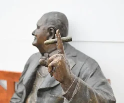 Pamono Bench with Winston Churchill Bronze Statue Discount