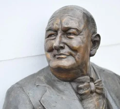 Pamono Bench with Winston Churchill Bronze Statue Discount
