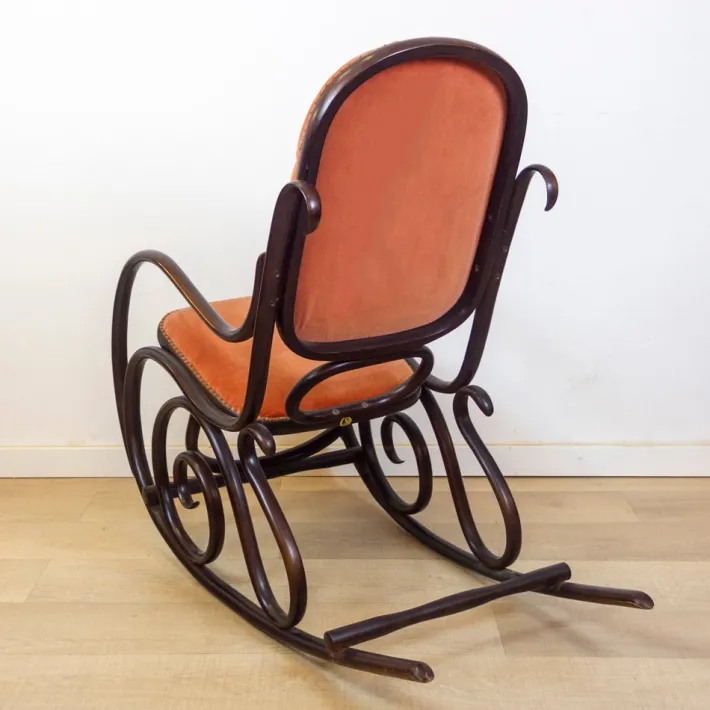 Pamono Bentwood Pink Capitonnée Upholstered Rocking Chair for Gasisa, Spain, 1960s