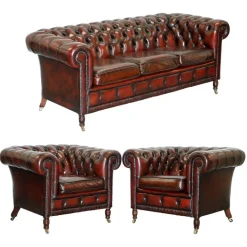 Pamono Bordeaux Leather Chesterfield Club Sofa & Armchairs on Turned Legs, Set of 3 New