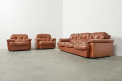 Pamono Cognac Leather Arizona Sofa and Easy Chairs attributed to Vavassori, Monza, Italy, 1970s, Set of 3 Outlet