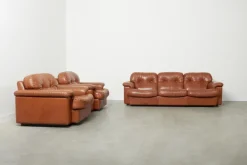 Pamono Cognac Leather Arizona Sofa and Easy Chairs attributed to Vavassori, Monza, Italy, 1970s, Set of 3 Outlet