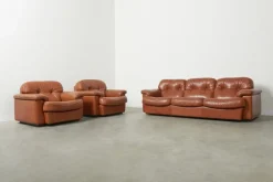 Pamono Cognac Leather Arizona Sofa and Easy Chairs attributed to Vavassori, Monza, Italy, 1970s, Set of 3 Outlet