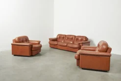 Pamono Cognac Leather Arizona Sofa and Easy Chairs attributed to Vavassori, Monza, Italy, 1970s, Set of 3 Outlet