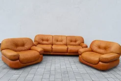 Pamono Cognac Leather Sofa and Armchairs by Sapporo for Mobil Girgi, Italy, 1970s, Set of 3 New