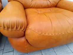 Pamono Cognac Leather Sofa and Armchairs by Sapporo for Mobil Girgi, Italy, 1970s, Set of 3 New