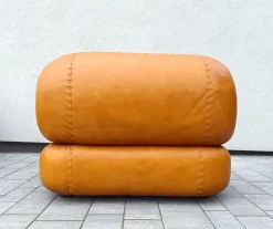 Pamono Cognac Leather Sofa and Armchairs by Sapporo for Mobil Girgi, Italy, 1970s, Set of 3 New