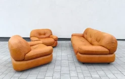 Pamono Cognac Leather Sofa and Armchairs by Sapporo for Mobil Girgi, Italy, 1970s, Set of 3 New