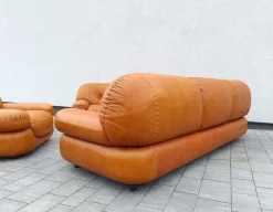Pamono Cognac Leather Sofa and Armchairs by Sapporo for Mobil Girgi, Italy, 1970s, Set of 3 New