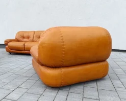 Pamono Cognac Leather Sofa and Armchairs by Sapporo for Mobil Girgi, Italy, 1970s, Set of 3 New