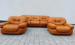 Pamono Cognac Leather Sofa and Armchairs by Sapporo for Mobil Girgi, Italy, 1970s, Set of 3 New