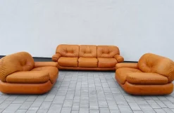 Pamono Cognac Leather Sofa and Armchairs by Sapporo for Mobil Girgi, Italy, 1970s, Set of 3 New