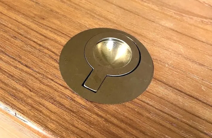 Pamono Danish Dressing Table in Teak with Brass Details and Fold-Out Mirror by Arne Wahl Iversen for Vinde Møbelfabrik, 1960s Best