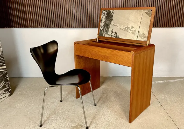 Pamono Danish Dressing Table in Teak with Brass Details and Fold-Out Mirror by Arne Wahl Iversen for Vinde Møbelfabrik, 1960s Best