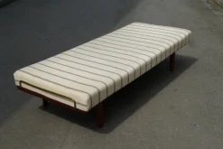 Pamono Danish Model GE-19 Teak Daybed with Brass Rail by Hans J. Wegner for Getama, 1950s Hot