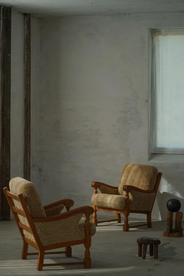 Pamono Danish Modern Lounge Chairs in Oak and Shearling Lambswool by Henning Kjærnulf, 1960s, Set of 2 Outlet