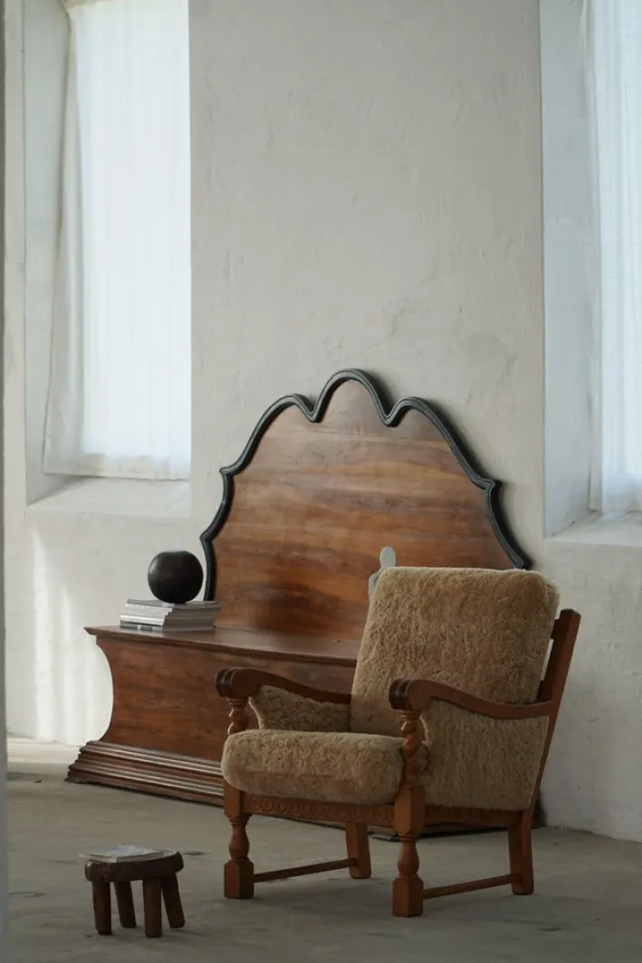 Pamono Danish Modern Lounge Chairs in Oak and Shearling Lambswool by Henning Kjærnulf, 1960s, Set of 2 Outlet