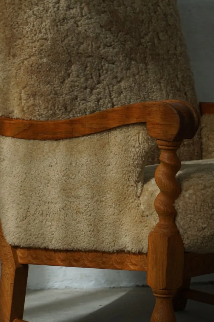 Pamono Danish Modern Lounge Chairs in Oak and Shearling Lambswool by Henning Kjærnulf, 1960s, Set of 2 Outlet