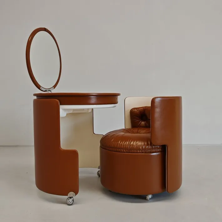 Pamono Dressing Table with Dilly Dally Brown Leather Armchair by Luigi Massoni for Frau, 1970s, Set of 2 Outlet