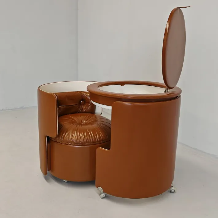 Pamono Dressing Table with Dilly Dally Brown Leather Armchair by Luigi Massoni for Frau, 1970s, Set of 2 Outlet