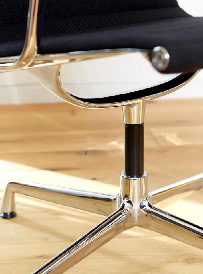 Pamono EA 108 Swivel Chair by Charles & Ray Eames for Vitra Outlet