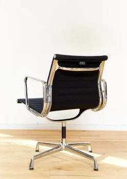 Pamono EA 108 Swivel Chair by Charles & Ray Eames for Vitra Outlet