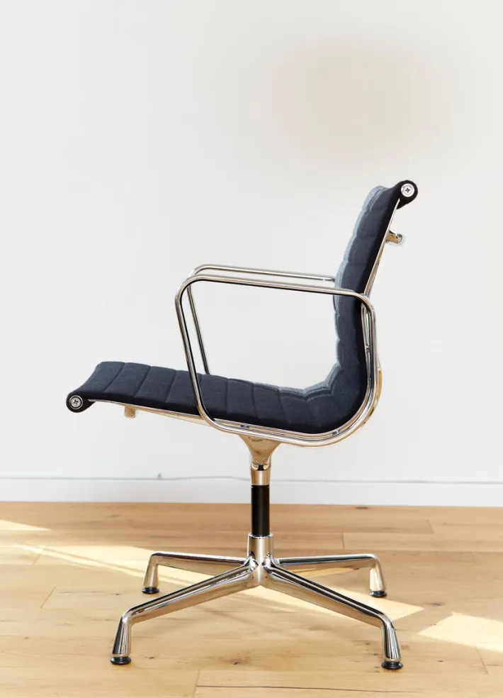 Pamono EA 108 Swivel Chair by Charles & Ray Eames for Vitra Outlet