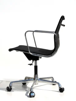 Pamono EA 108 Swivel Chair by Charles & Ray Eames for ICF De Padova Clearance