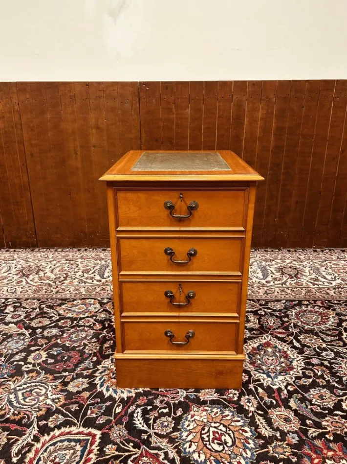 Pamono English Chest of Drawers in Teak