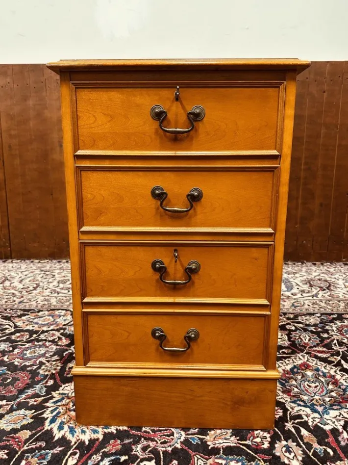 Pamono English Chest of Drawers in Teak