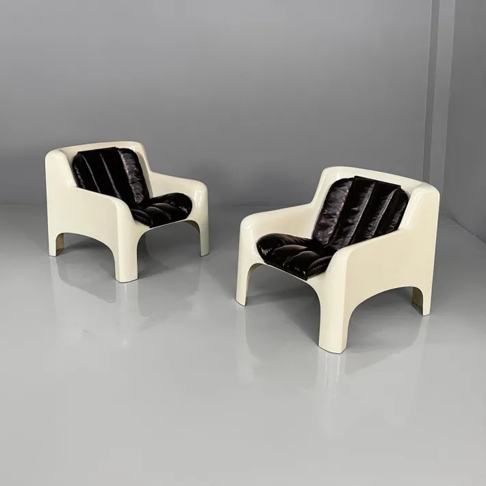 Pamono Italian Space Age Gaia Armchairs in White Fiberglass and Brown Leather by Carlo Bartoli for Arflex, 1970s, Set of 2 Outlet