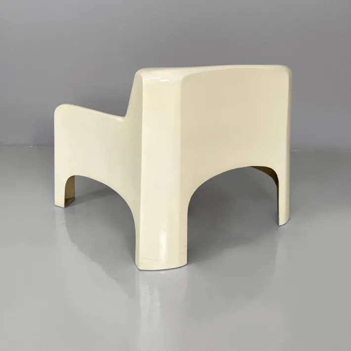 Pamono Italian Space Age Gaia Armchairs in White Fiberglass and Brown Leather by Carlo Bartoli for Arflex, 1970s, Set of 2 Outlet