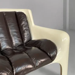 Pamono Italian Space Age Gaia Armchairs in White Fiberglass and Brown Leather by Carlo Bartoli for Arflex, 1970s, Set of 2 Outlet