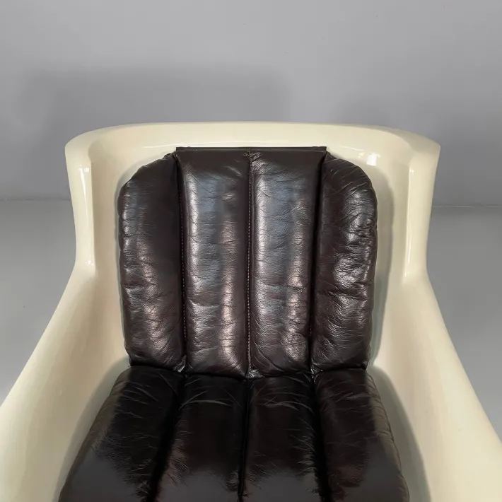 Pamono Italian Space Age Gaia Armchairs in White Fiberglass and Brown Leather by Carlo Bartoli for Arflex, 1970s, Set of 2 Outlet