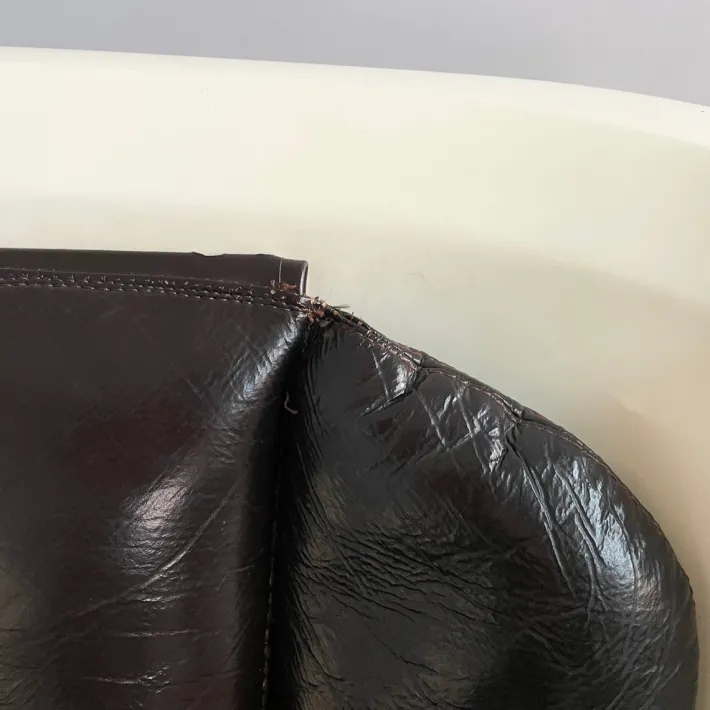 Pamono Italian Space Age Gaia Armchairs in White Fiberglass and Brown Leather by Carlo Bartoli for Arflex, 1970s, Set of 2 Outlet