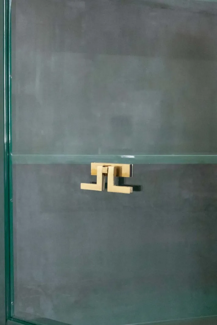 Pamono Large Display Cabinet in Green Lacquered Wood with Brass Details, 1980s Outlet