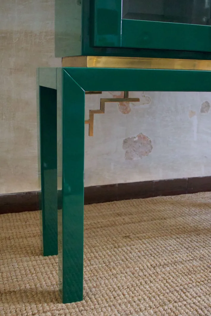 Pamono Large Display Cabinet in Green Lacquered Wood with Brass Details, 1980s Outlet