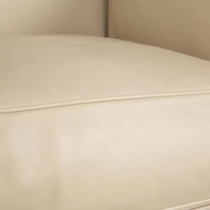 Pamono LC 2 2-Seater Sofa and Lounge Chairs in Cream Leather by Le Corbusier for Cassina, Set of 3 Outlet