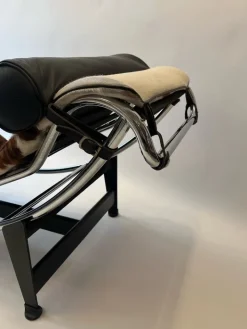 Pamono LC4 Adjustable Chaise Longue in Cowhide by Le Corbusier, Perriand and Jeanneret for Cassina, 1980s Outlet