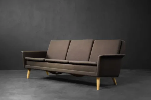 Pamono Mid-Century Danish Modern Brown 3-Seater Sofa by Folke Ohlsson for Fritz Hansen, 1960s Sale