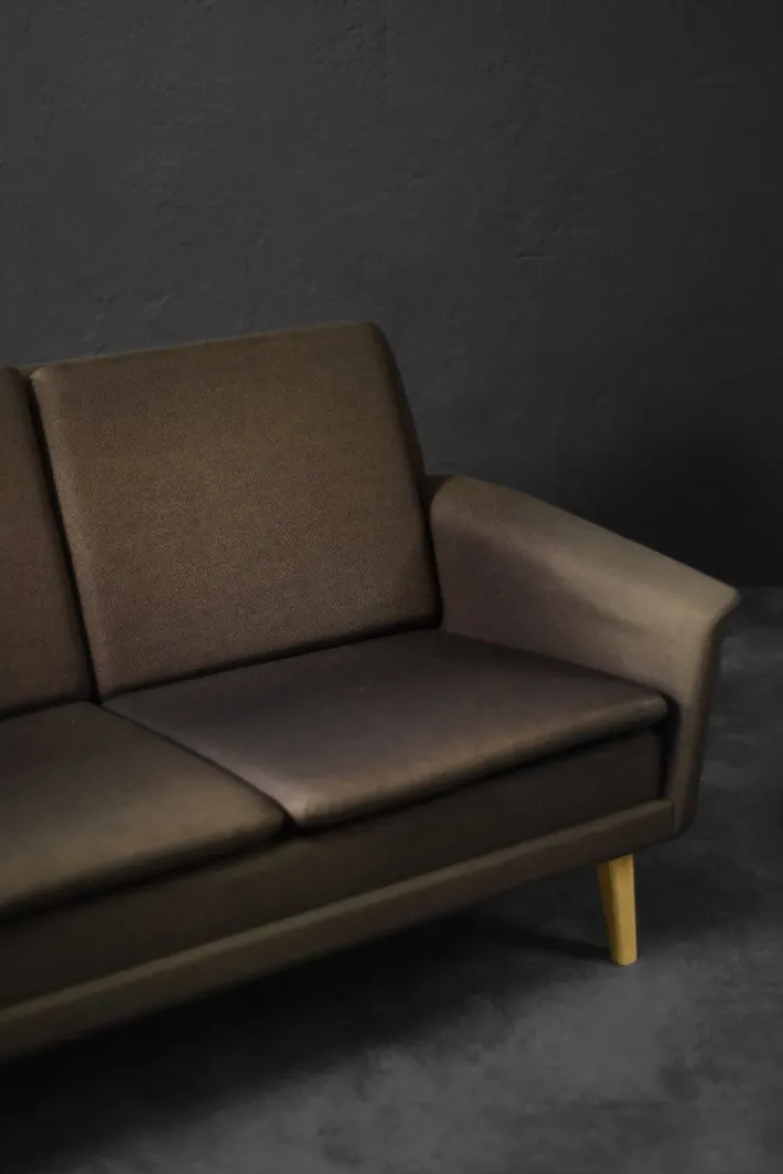 Pamono Mid-Century Danish Modern Brown 3-Seater Sofa by Folke Ohlsson for Fritz Hansen, 1960s Sale