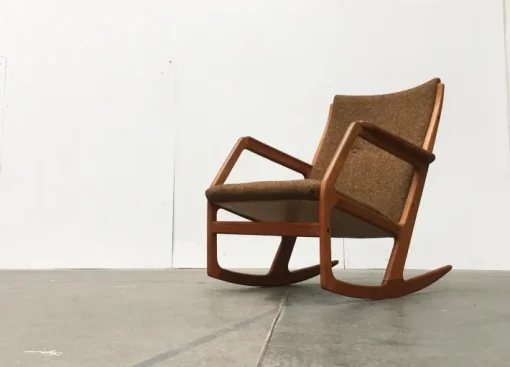 Pamono Mid-Century Danish Teak Model 100 Rocking Chair by Søren Georg Jensen for Kubus Møbler, 1960s Sale