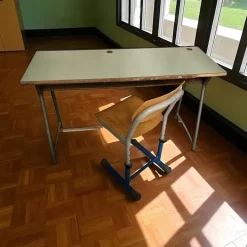 Pamono Mid-Century French Children's Desk and Chair, 1970s, Set of 2