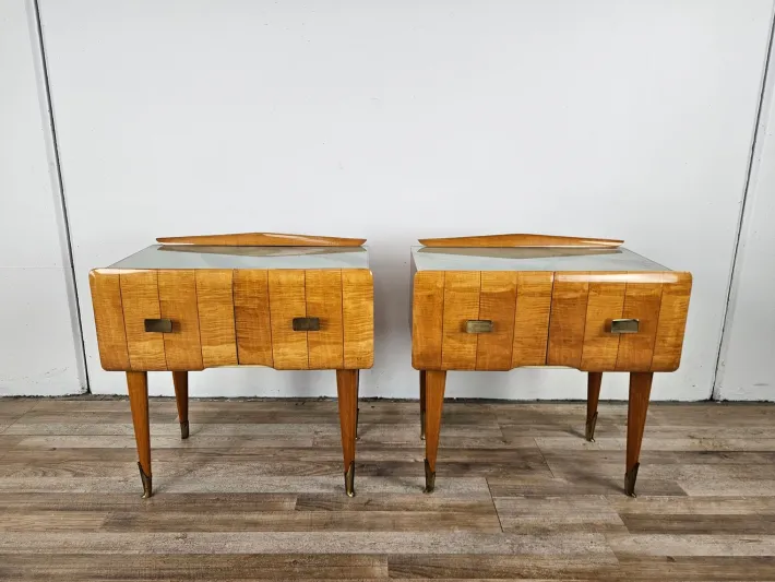 Pamono Mid-Century Italian Bedside Tables in Maple, Brass and Decorated Glass, 1950s, Set of 2